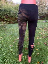 Load image into Gallery viewer, Crater Leggings
